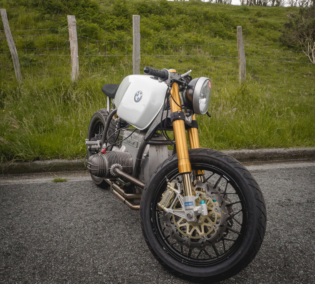 beyaz bmw cafe racer