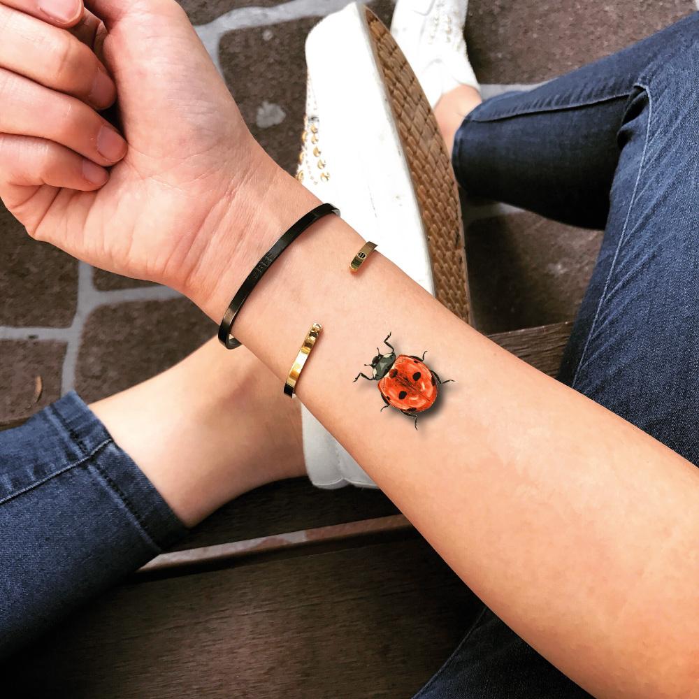 Image result for tiny ladybug tattoo  Tatuajes impresionantes Tatuajes  del dedo del pie Tatuaje de insectos