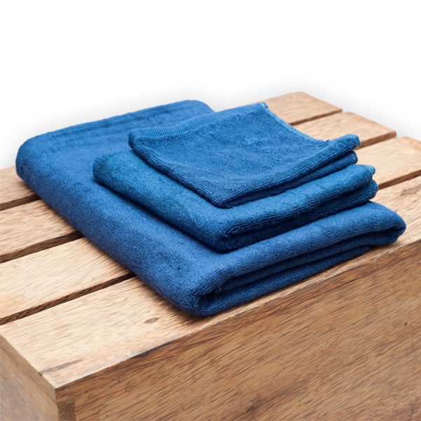 dark blue towels