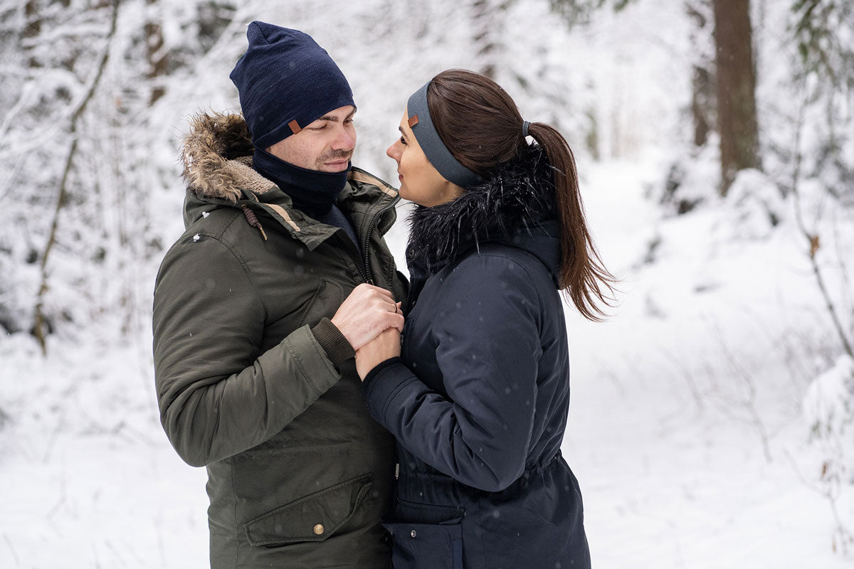 Frau und Mann halten sich im Winter an den Händen