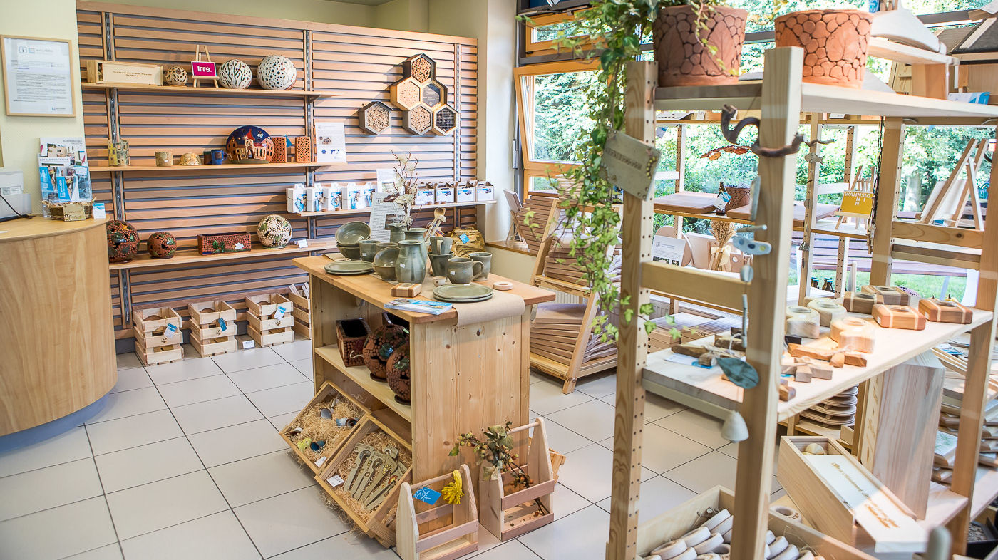 Der Laden in Radeberg mit Handwerkskunst aus Holz und Keramik und Kindermode