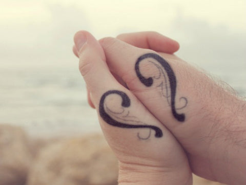 Tatouage pour des couples coeur noir