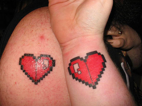 Tatouages de couples coeurs rouges