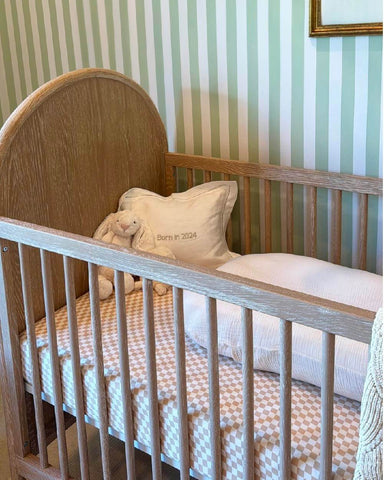 Baby crib with Cream Chequer crib sheet