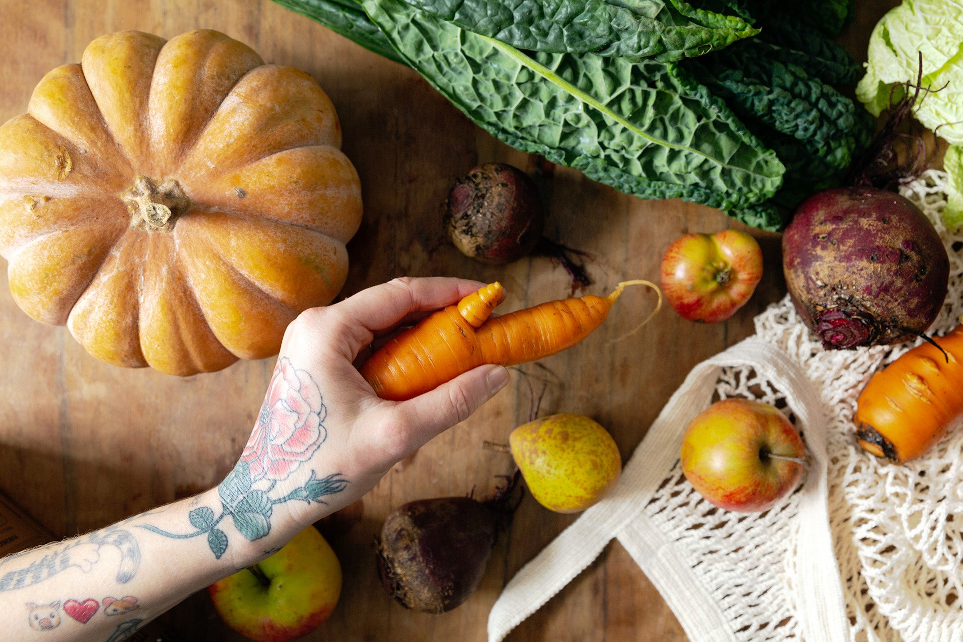 main avec des légumes