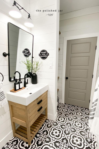 Decoración de tocador de baño de casa de campo parisina en blanco y negro