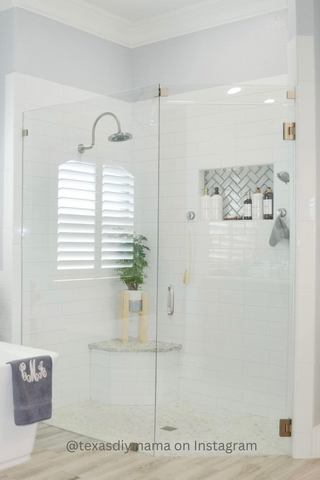 Cabina de ducha de baño con azulejos blancos