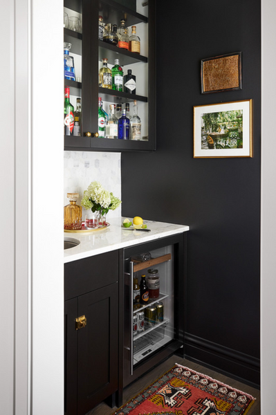 black butlers' pantry with marble tile