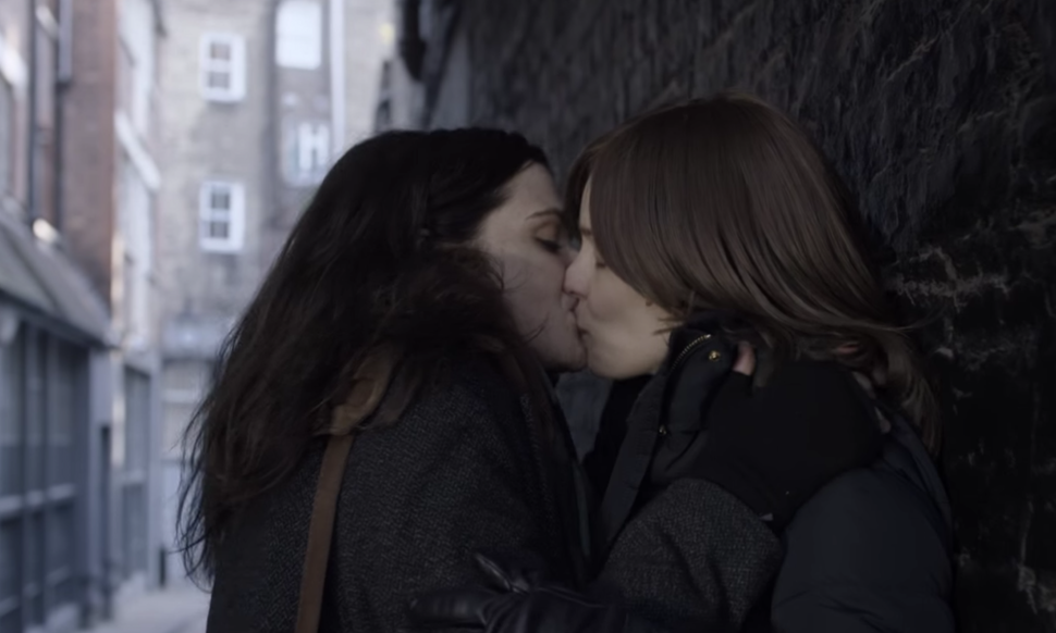 Disobedience Rachel Weiz and Rachel McAdams kiss