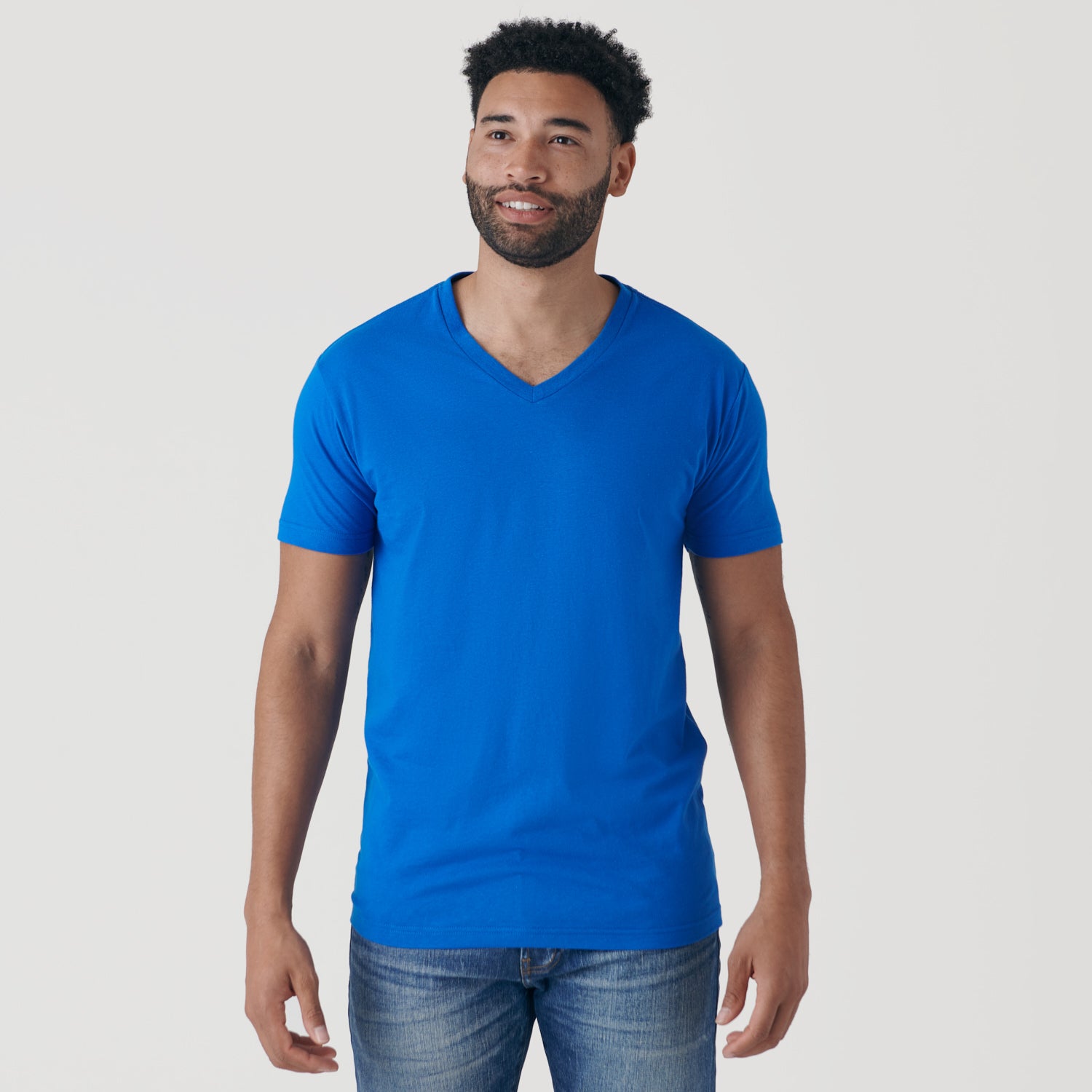 Camiseta con cuello en V azul eléctrico