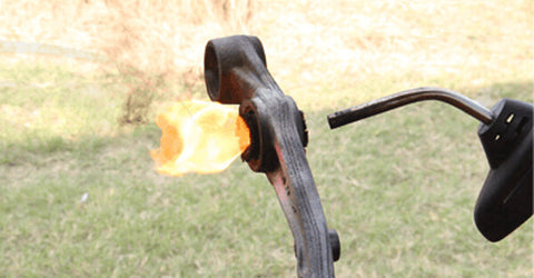 Buje del brazo de control del coche ardiendo con calor de una antorcha.