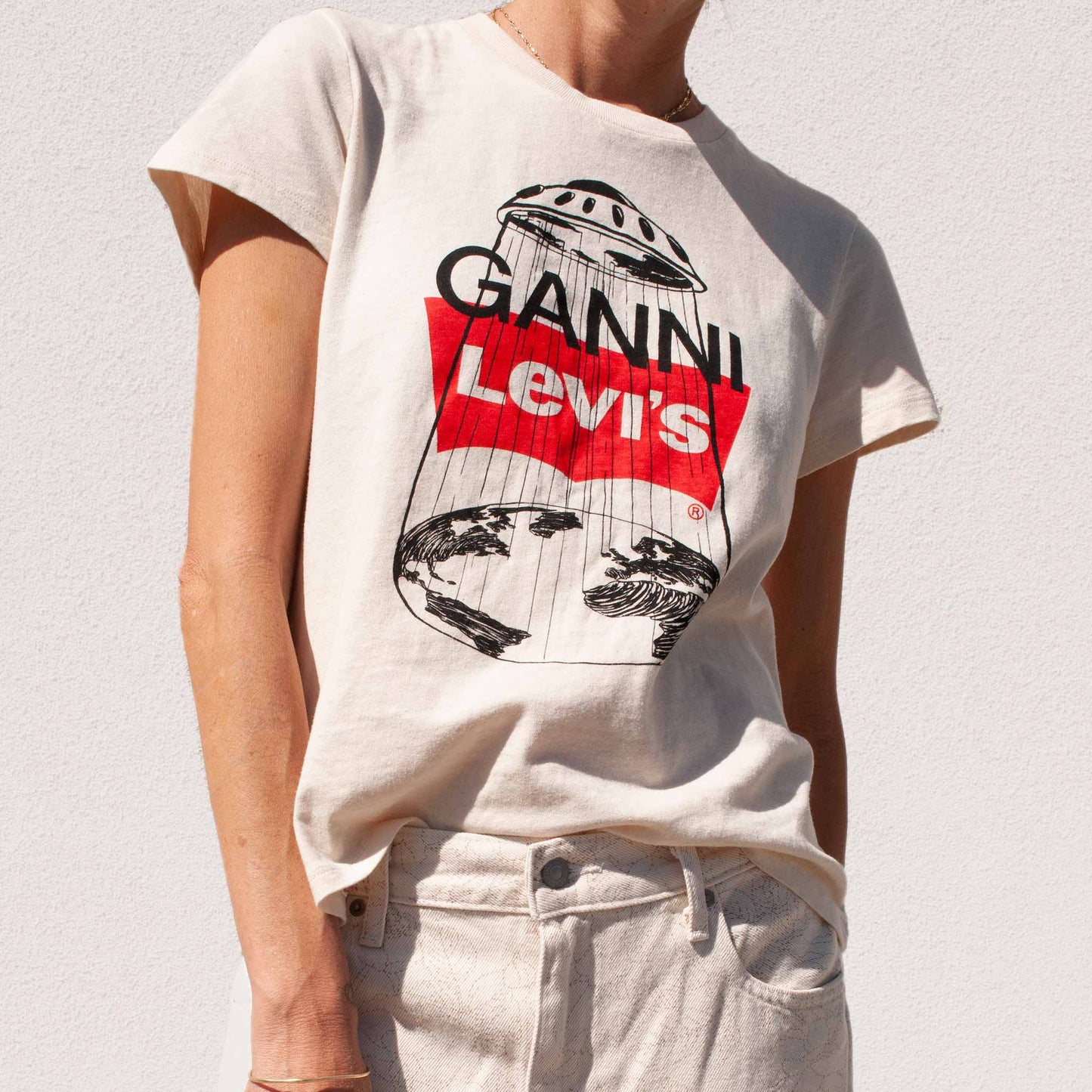 Ganni - GANNI x Levi's Globe T-Shirt - Nature | available at LCD