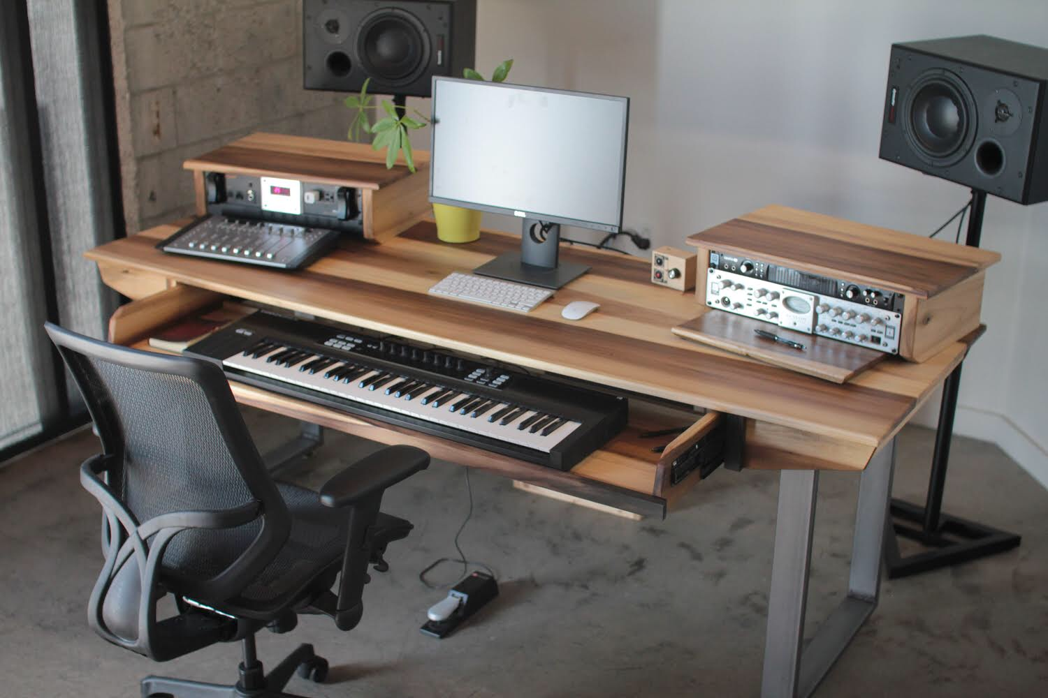 Monkwood SD61 Studio Desk for Audio / Video / Music / Film / Productio –  MONKWOOD