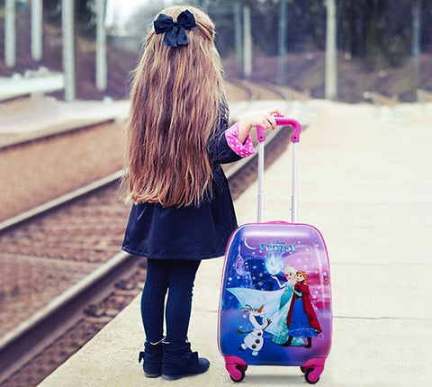 Ba mẹ thường ưu tiên chọn vali bằng nhựa vì dễ dàng làm sạch (Nguồn: Pinterest)