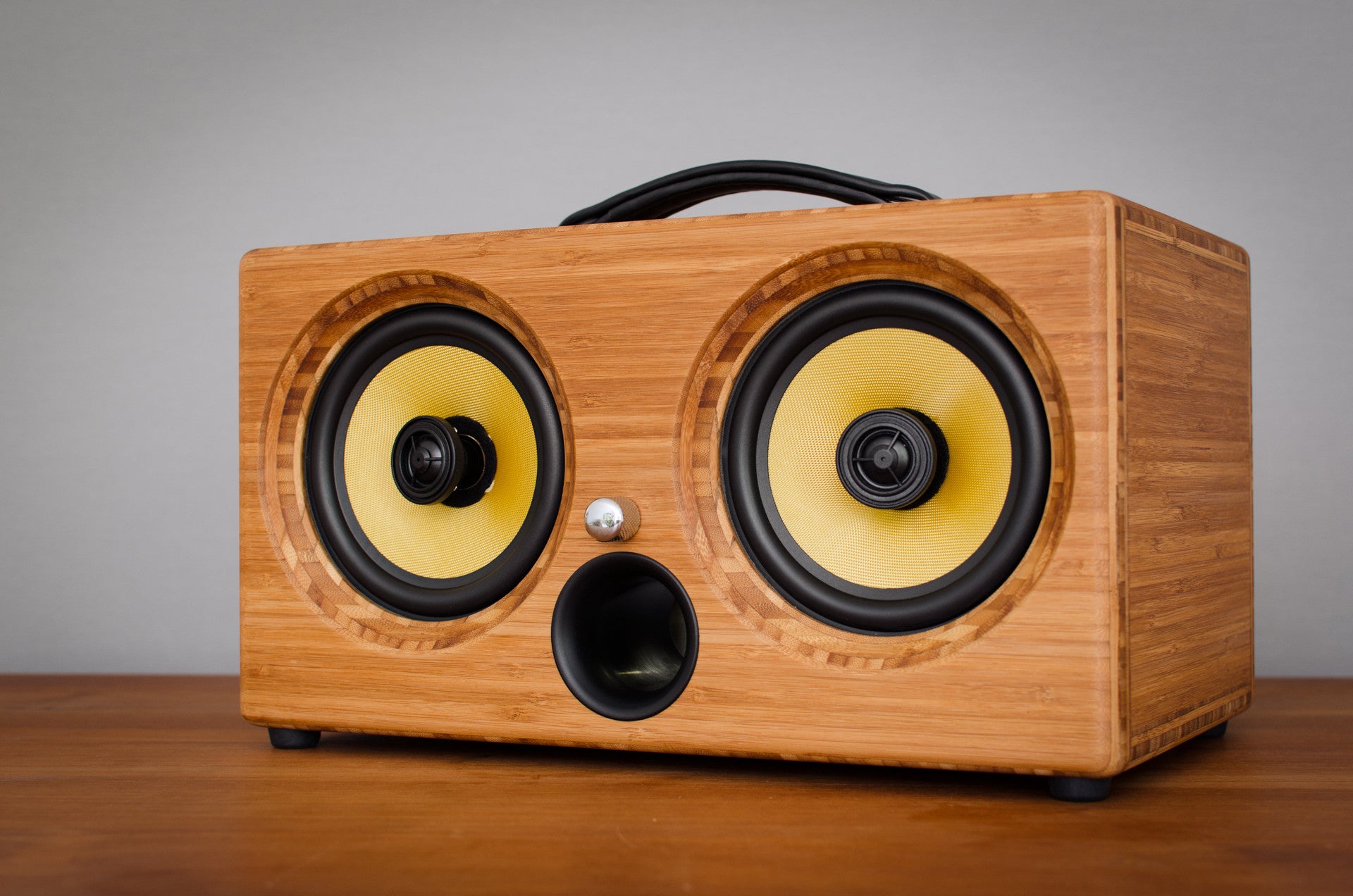 Passive wireless wooden loudspeaker on Ekohunters