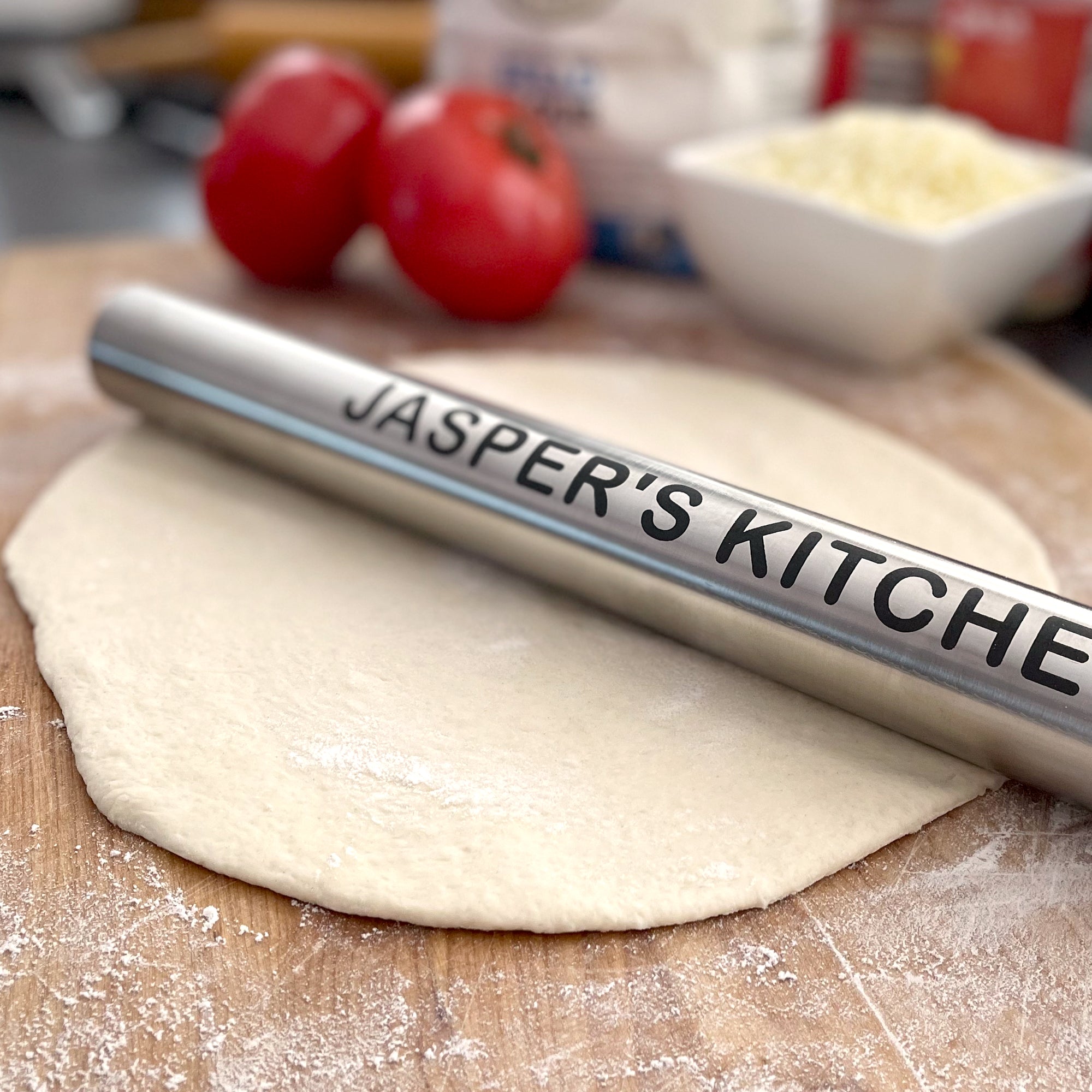 https://cdn.shopify.com/s/files/1/0221/5178/products/PizzaRoller_RollingPin_6_2000x.jpg?v=1656261700