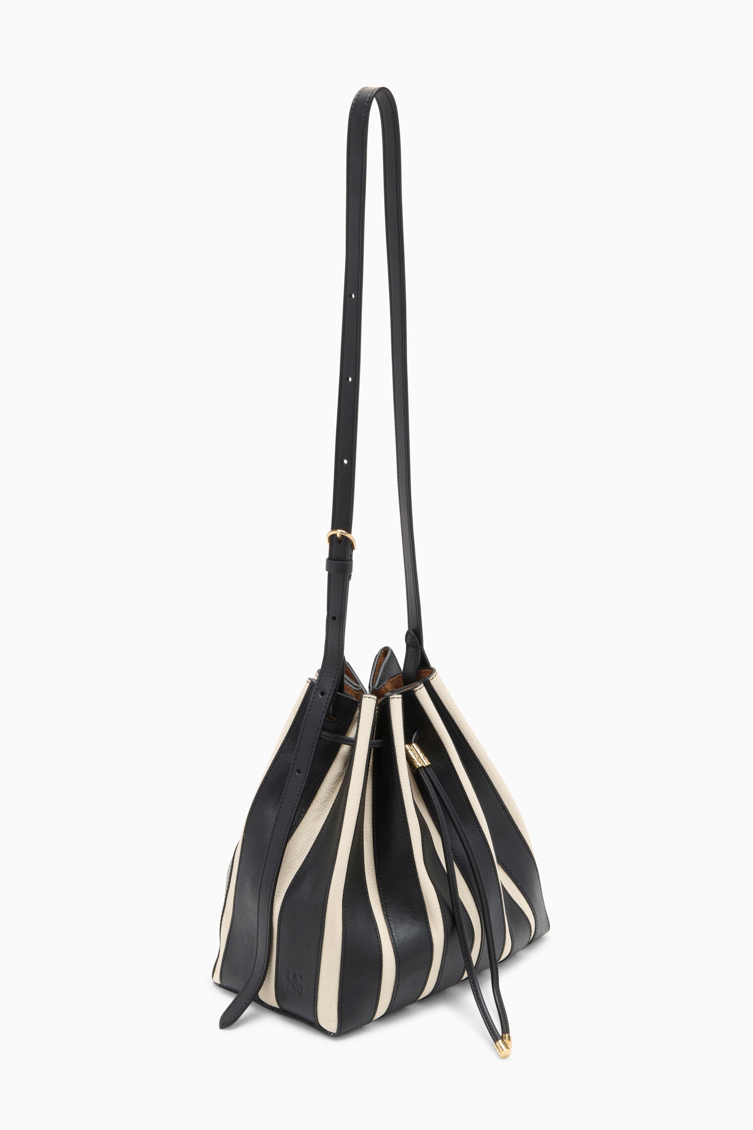 PS251111_AlmaBucket_Cowrie-Noir_b_web