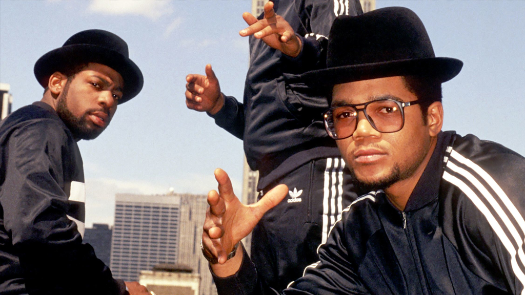 Os rappers do Run DMC contribuiu para o sucesso da Adidas e outras marcas de roupas estilo hip hop