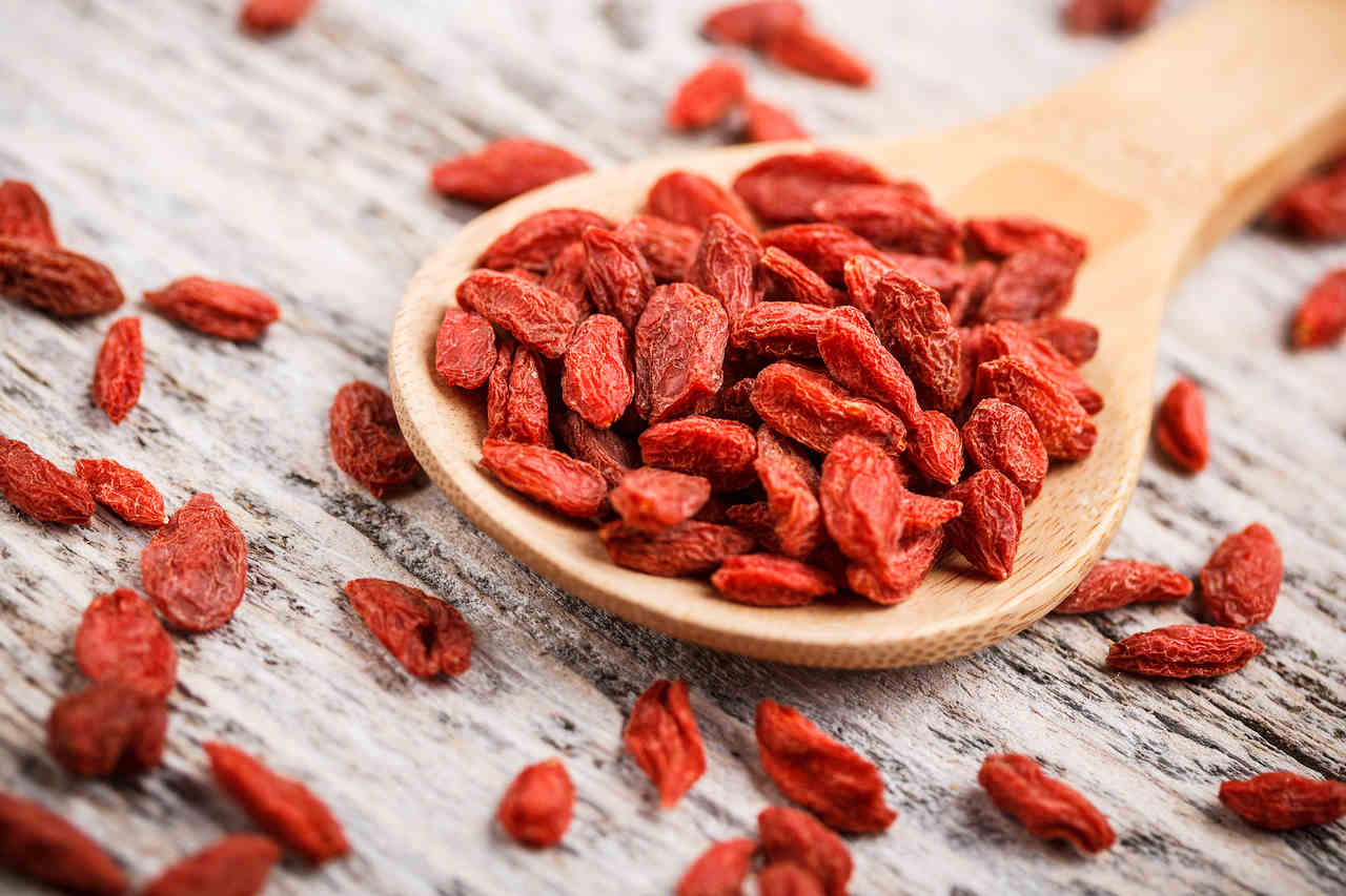 Tahta bir kaşık içerisinde goji berry kurusu