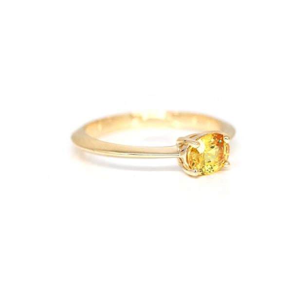 minimalist yellow gold ovale sapphire bridal ring