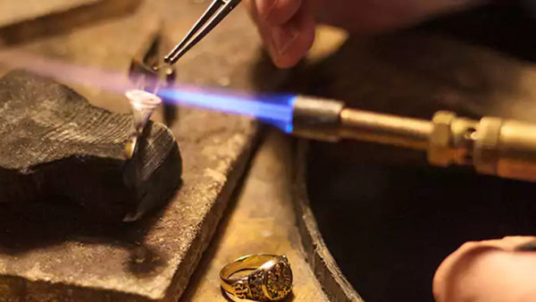 Ein handgefertigter Ring aus Sterlingsilber ist nicht nur ein Schmuckstück; Es ist ein persönliches Statement, eine tragbare Form des individuellen Ausdrucks.