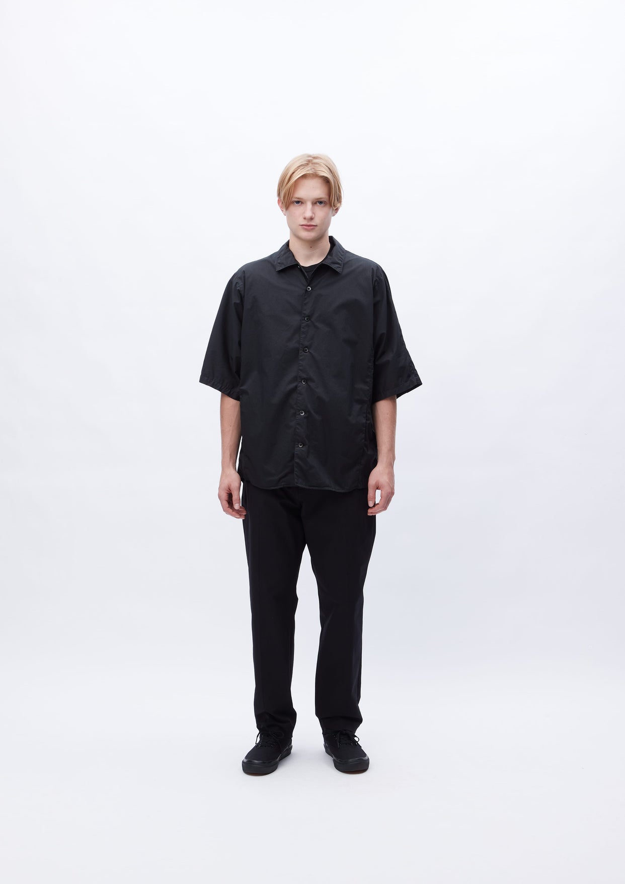 背面には一直線にレイアウトしたNEIGHBORHOOD 23ss DOLMANSLEEVE SS SHIRT