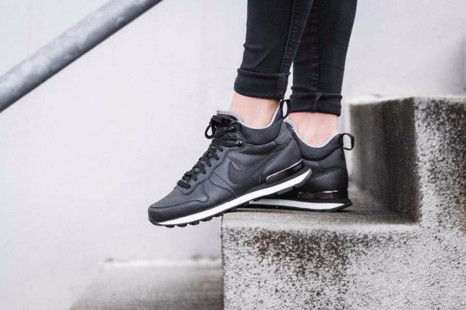 nike internationalist black leather