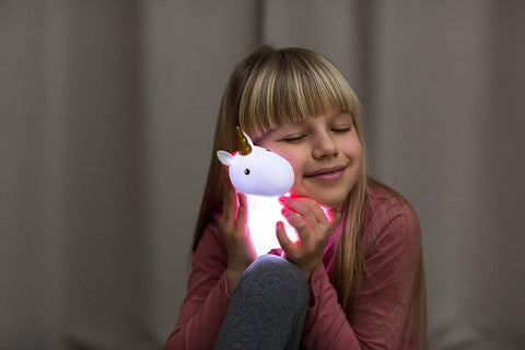 La veilleuse licorne pour fille.La bête unicorne reçoit d 'affectueux câlins