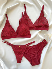 Flatlay von nachhaltiger Lingerie Bralette und Slips rot als Geschenk zu Weihnachten