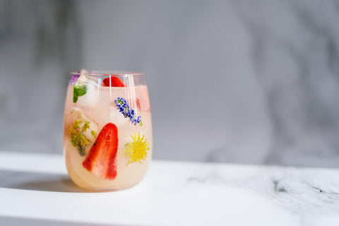 A Guide To Edible Flowers & Drink Recipes You'll Want To Try