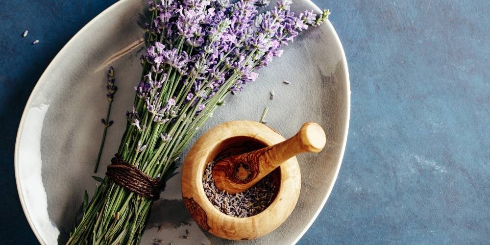 Dried Lavender with Mortar and Pestel