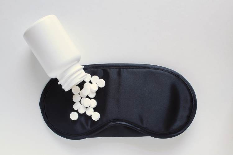 adjustable head strap mask and melatonin tablets