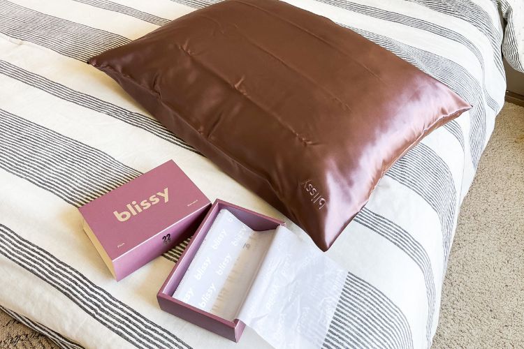 luxurious mulberry silk reduces sleep wrinkles