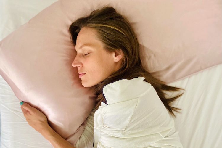 woman using blissy hypoallergenic pillow cases