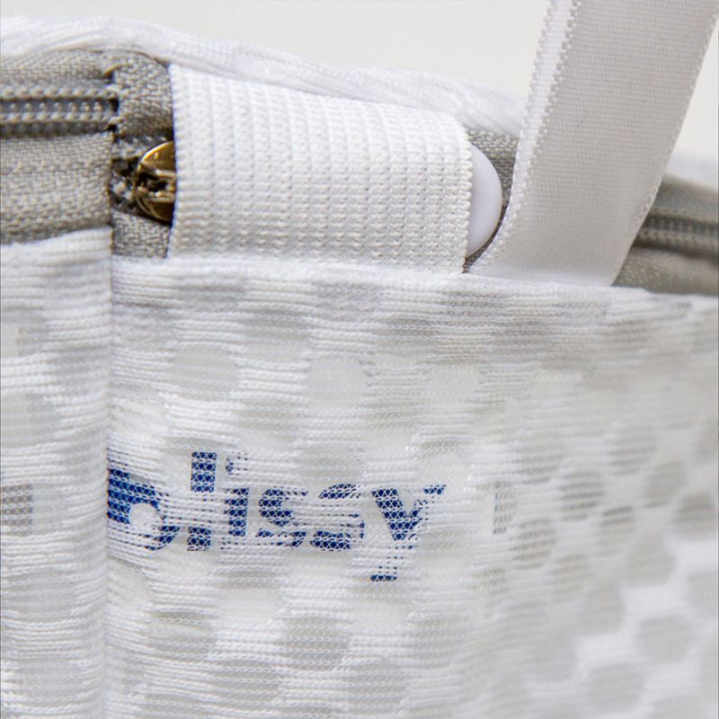 laundry bag with zipper closure type