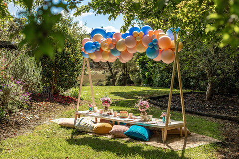 balloon garland party table set up