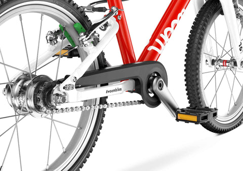 Woom compact one-piece chainguard gives easy access to service the chain thanks to its upper-only form.