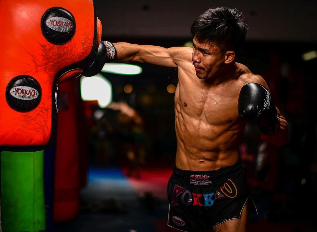 Guide to Heavy Bag Training for Muay Thai – YOKKAO