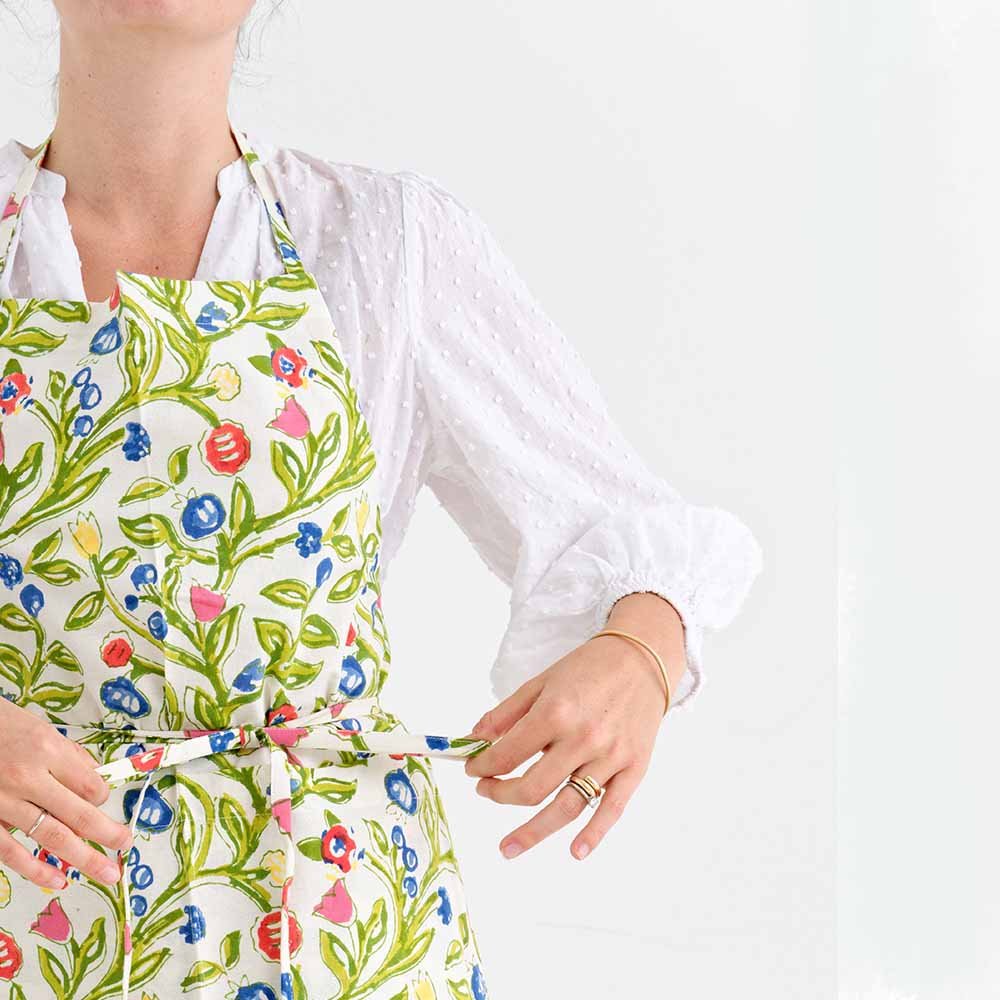 https://cdn.shopify.com/s/files/1/0224/8837/products/0050_EmmaAprons_8398-655839_1600x.jpg?v=1655768527