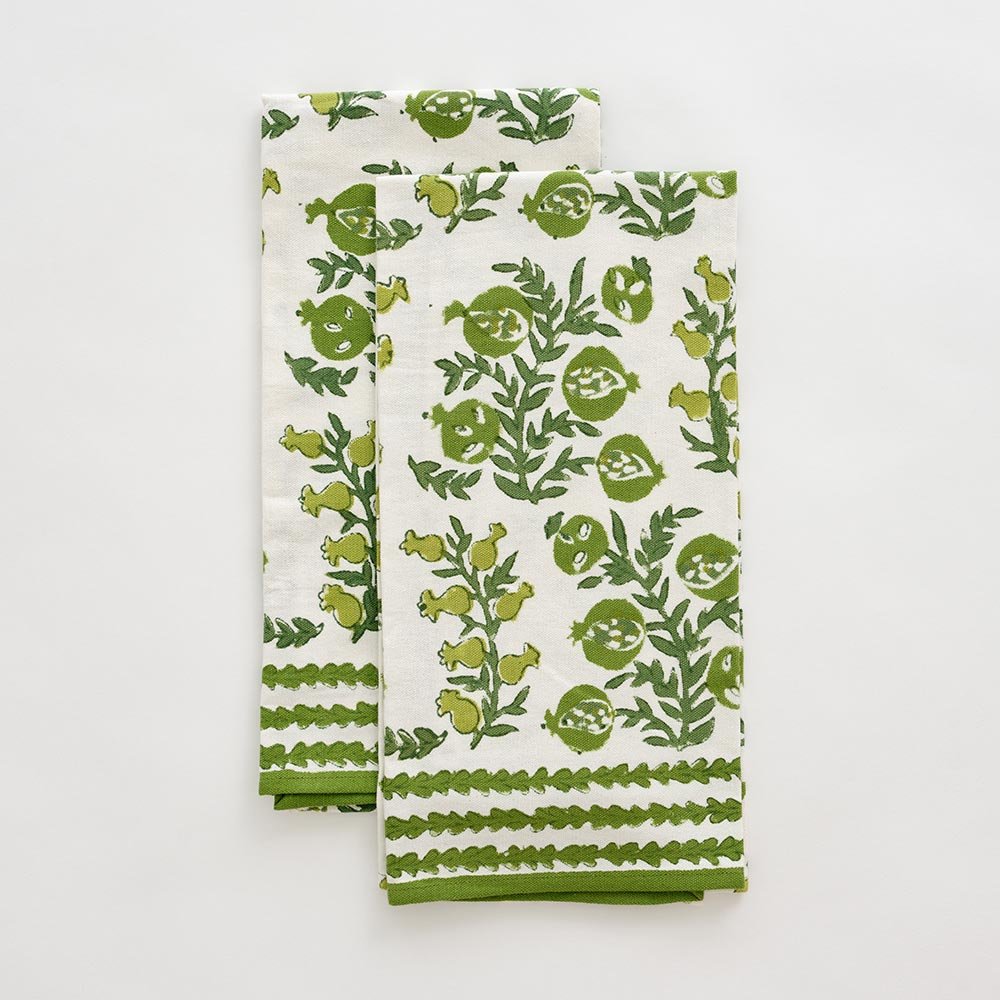 Hunt Scene Green Ribbon Oven Mitt Set