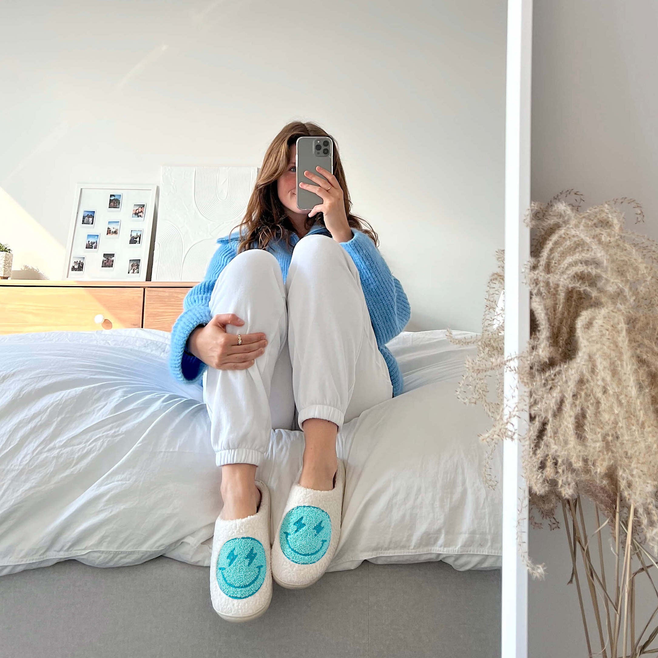 nordic_peace_blue_flash_happy_face_slippers_shoes_happy_girl_mirror_selfie
