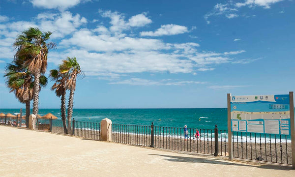 Baranda metálica en playa de Marbella