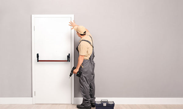 Técnico haciendo mantenimiento de puerta cortafuegos