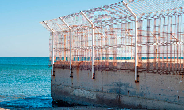 Valla hércules blanca en muelle