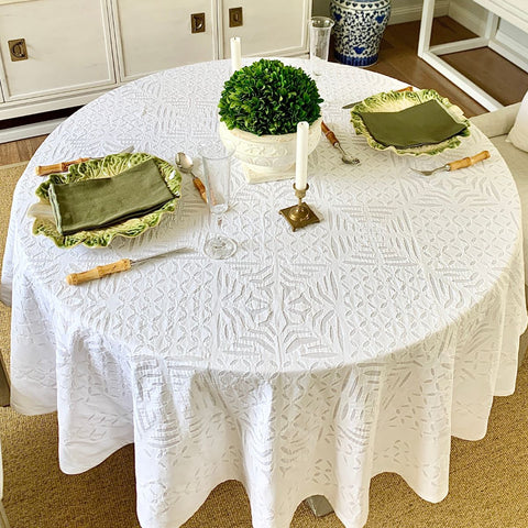 white round tablecloth