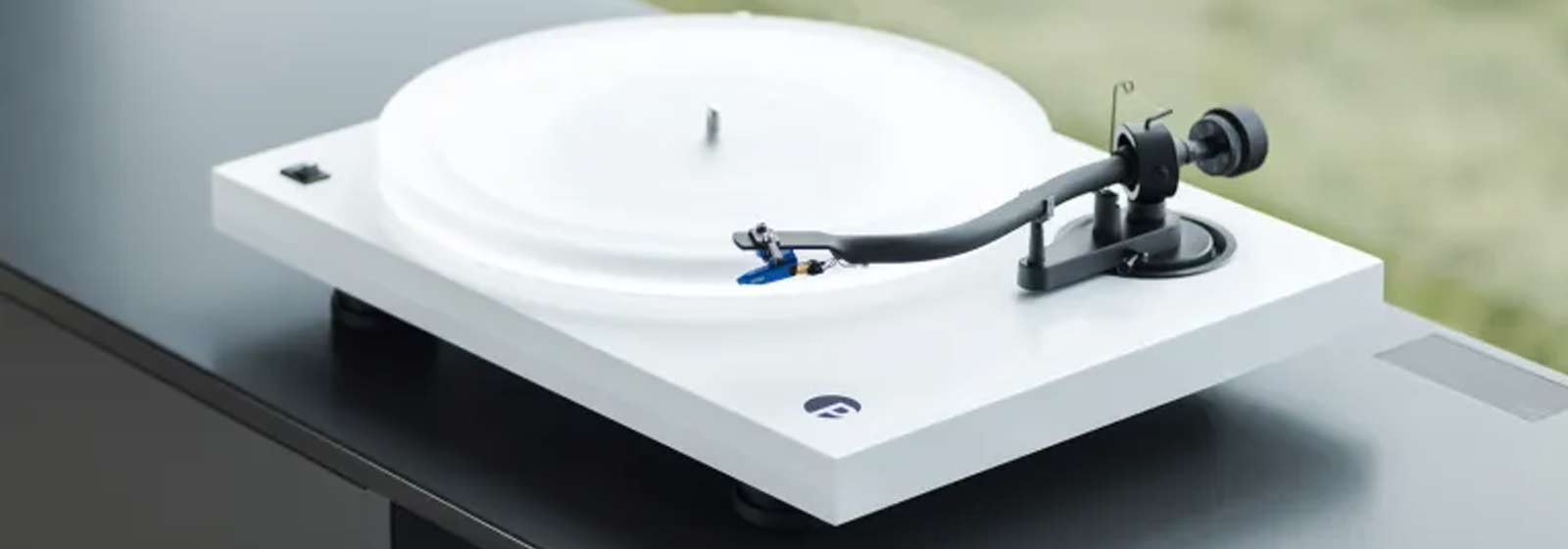 pro-ject-carbon-evo-acryl-turntable