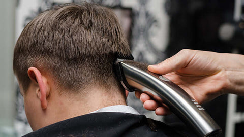 cutting the back of men's hair 