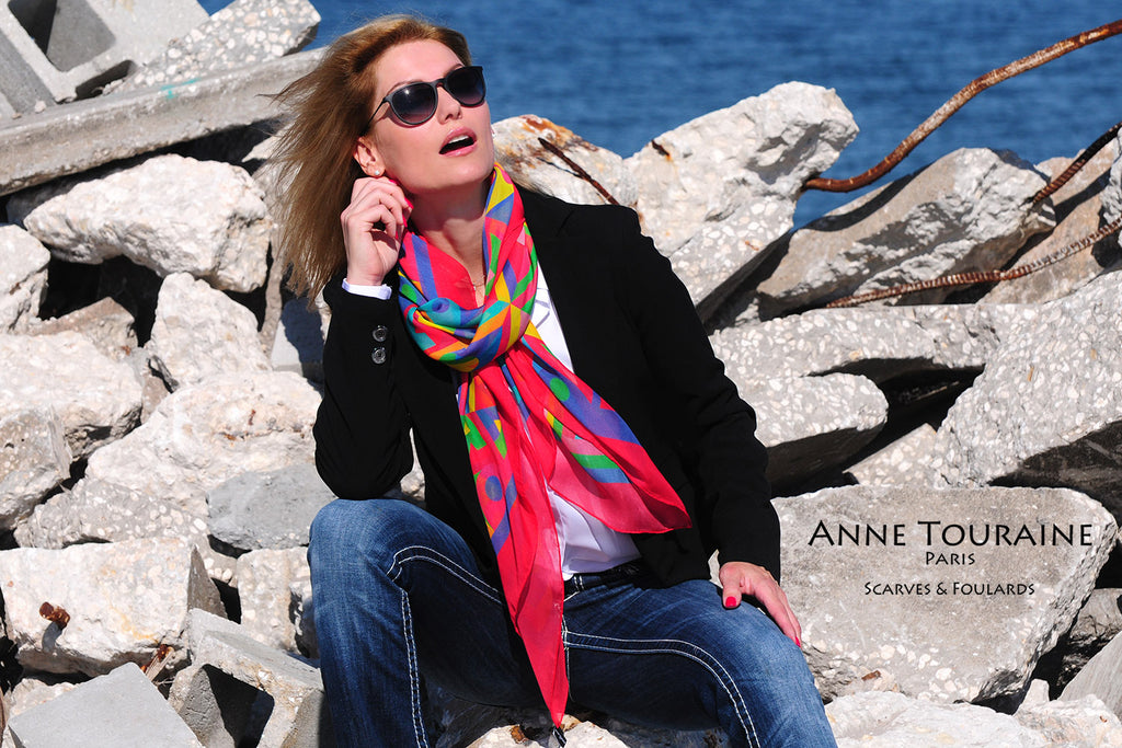  Extra large silk chiffon scarf multicolor around a ponytail Extra large silk chiffon scarves by ANNE TOURAINE Paris™: multicolor scarf looped and tied at the front of the neck