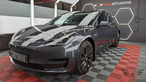 2023 Tesla Model Y / Grey Left