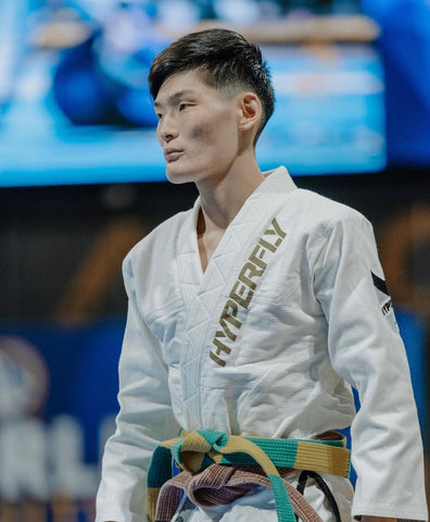 Athlete Reon Niwa competing in a Gi.